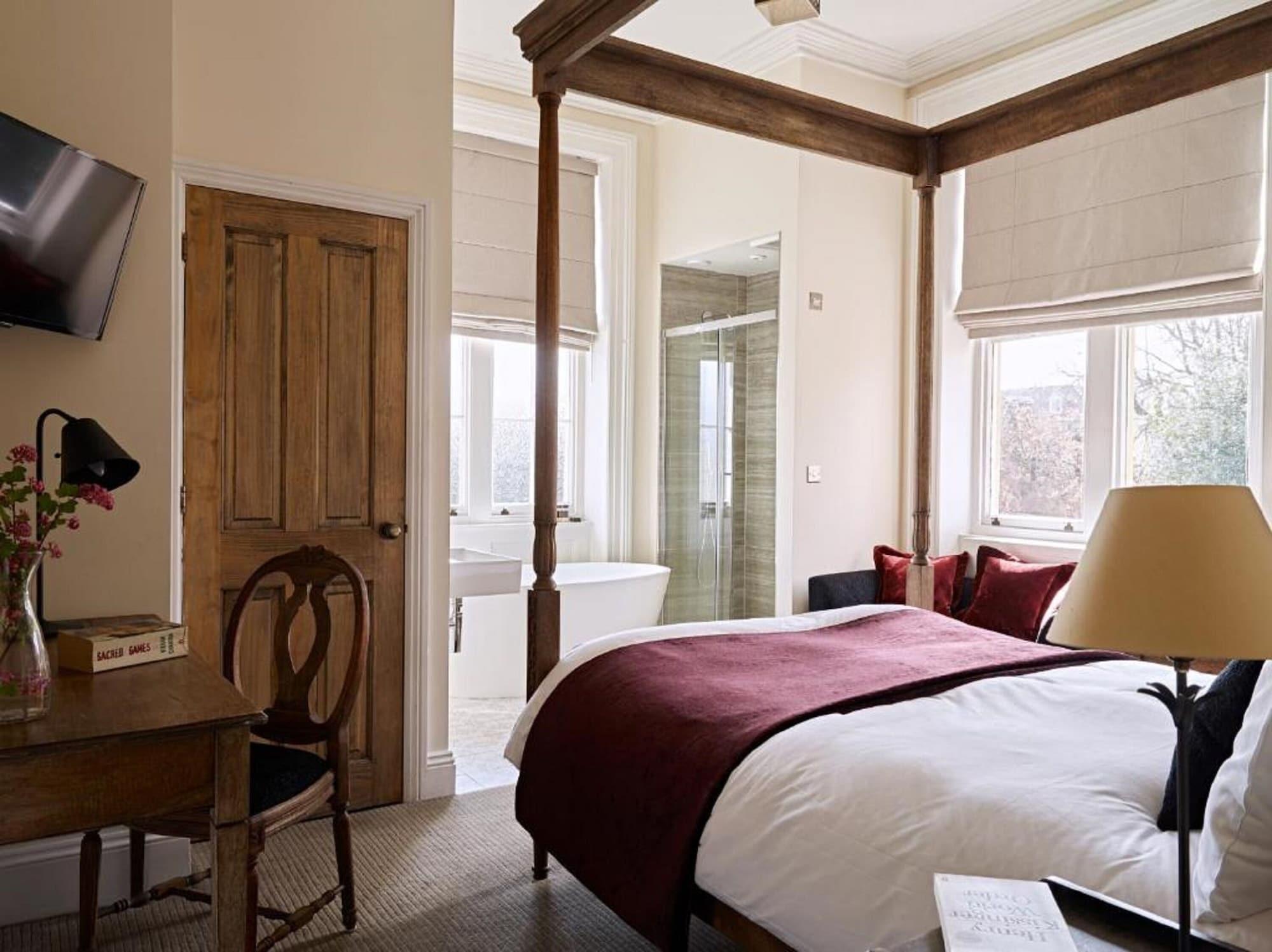 Cotswold Grange Bed & Breakfast Cheltenham Exterior foto A bedroom at The Swan Hotel