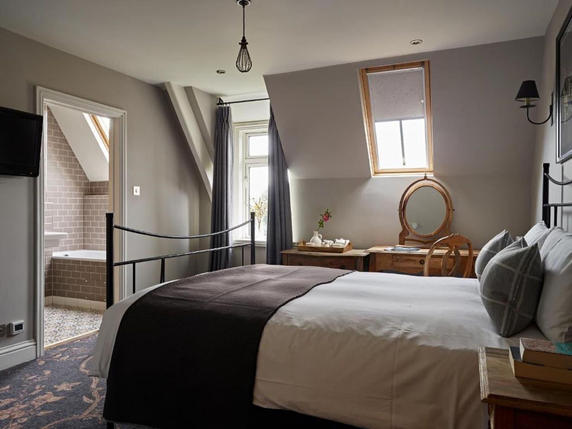 Cotswold Grange Bed & Breakfast Cheltenham Exterior foto A bedroom at The Old Bank Hotel