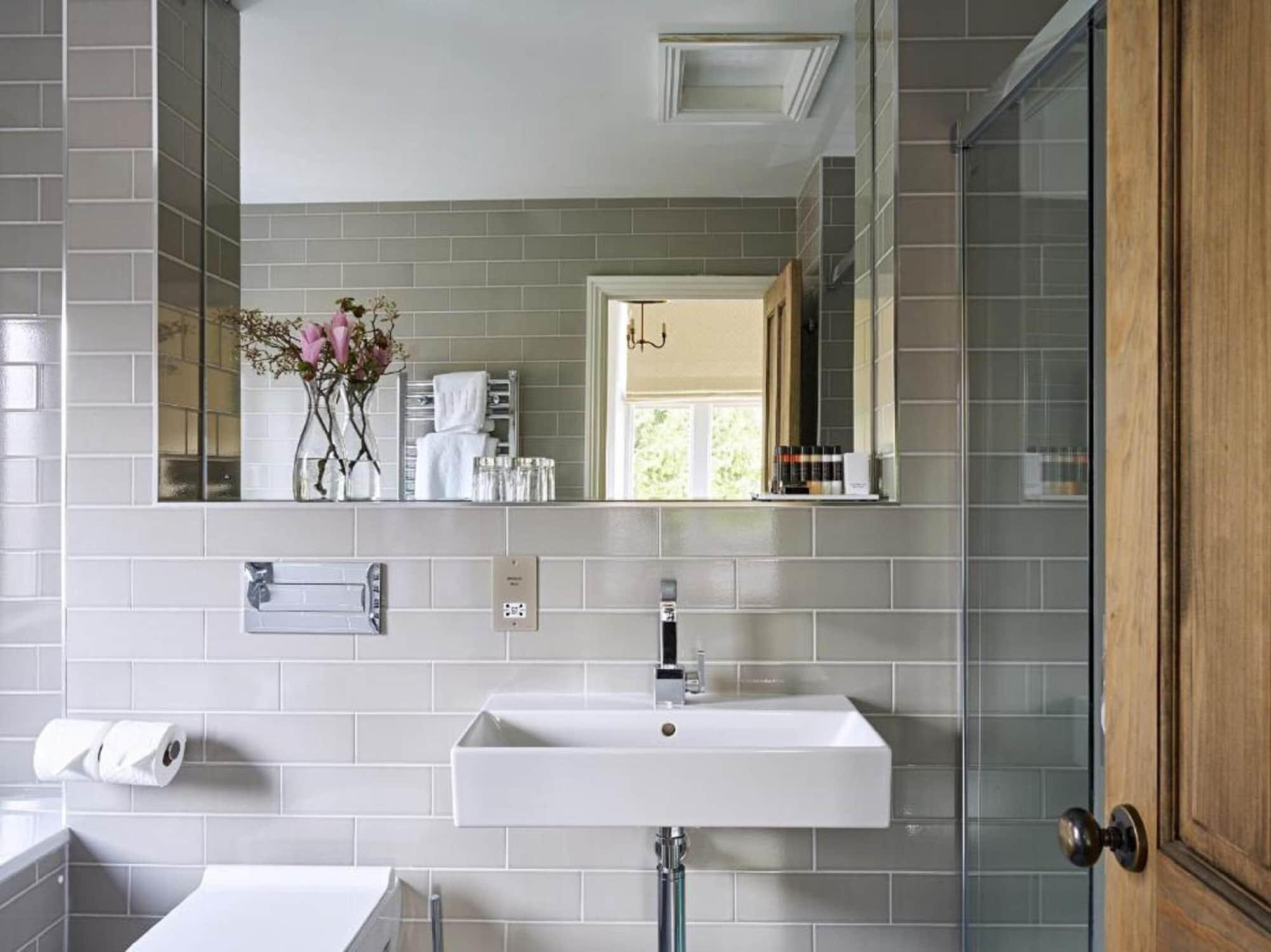 Cotswold Grange Bed & Breakfast Cheltenham Exterior foto Bathroom with subway tiles