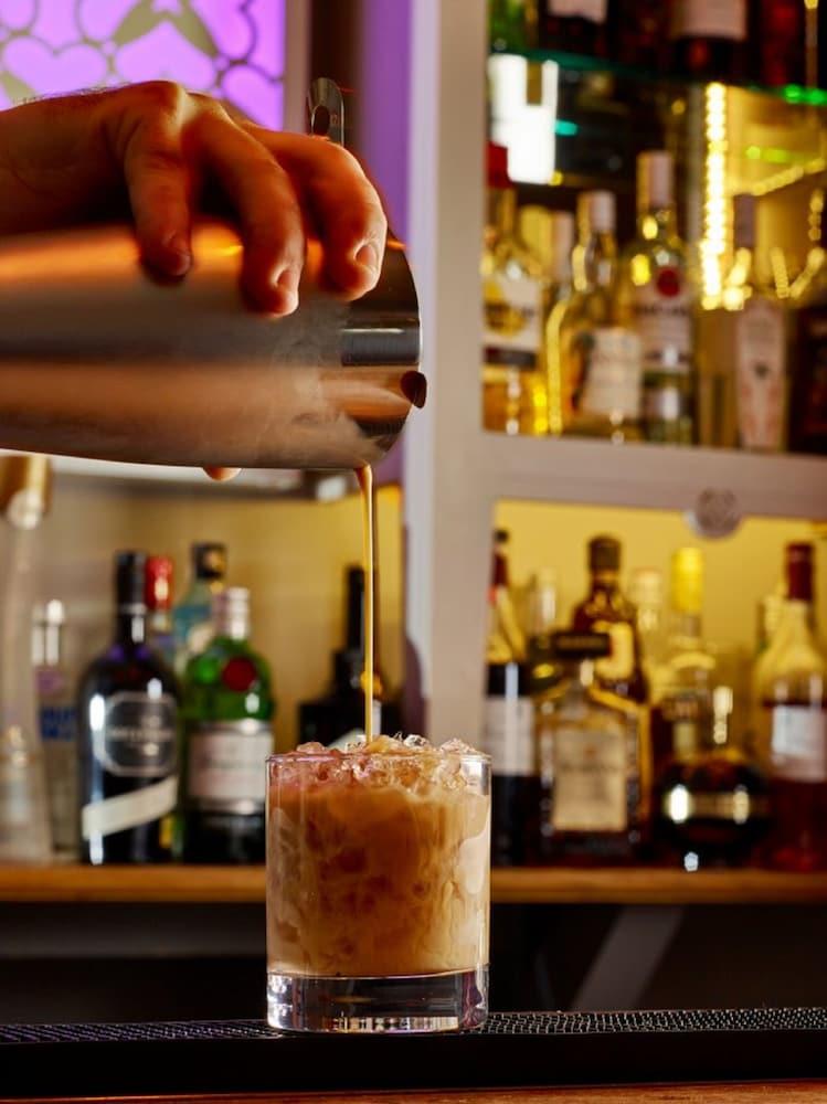Cotswold Grange Bed & Breakfast Cheltenham Exterior foto A bartender pouring a White Russian
