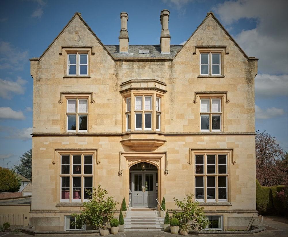 Cotswold Grange Bed & Breakfast Cheltenham Exterior foto The main entrance of the school