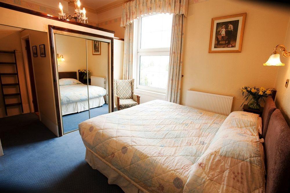 Cotswold Grange Bed & Breakfast Cheltenham Exterior foto A bedroom at the hotel
