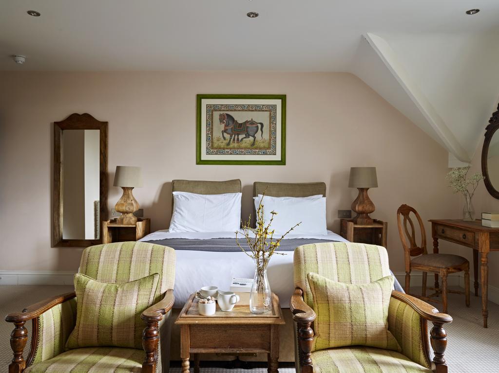 Cotswold Grange Bed & Breakfast Cheltenham Exterior foto A bedroom at the hotel