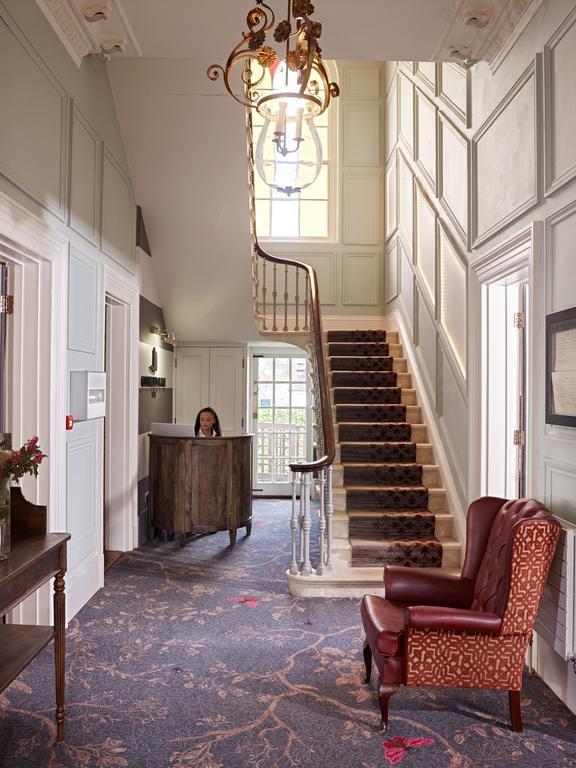 Cotswold Grange Bed & Breakfast Cheltenham Exterior foto The entrance hall