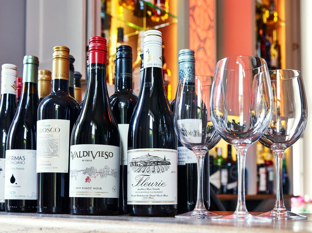 Cotswold Grange Bed & Breakfast Cheltenham Exterior foto Wine bottles