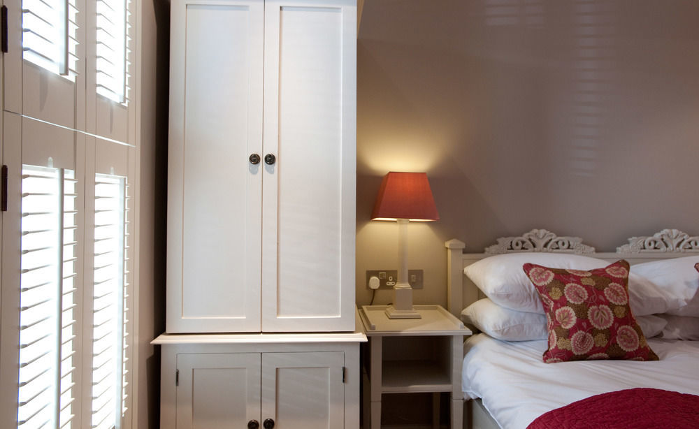 Cotswold Grange Bed & Breakfast Cheltenham Exterior foto A bedroom at the hotel