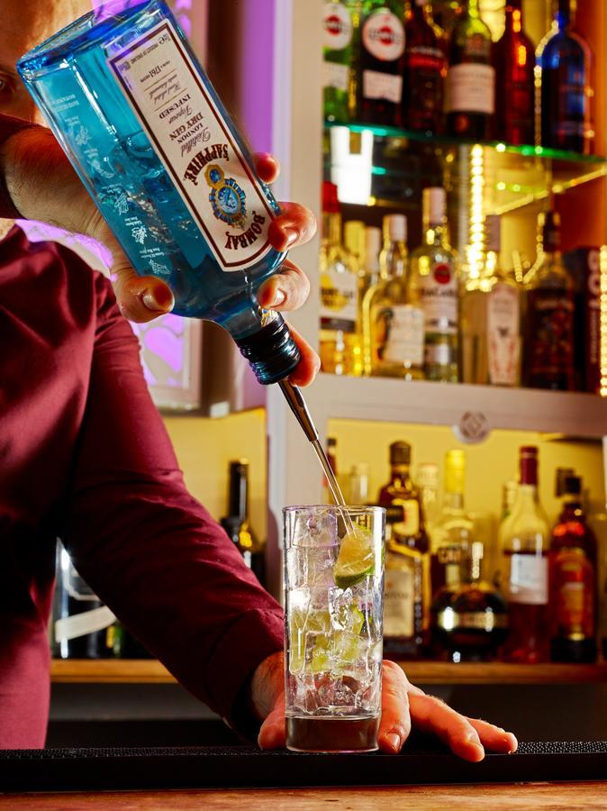 Cotswold Grange Bed & Breakfast Cheltenham Exterior foto A bartender pouring a bottle of Blue Curaçao liqueur