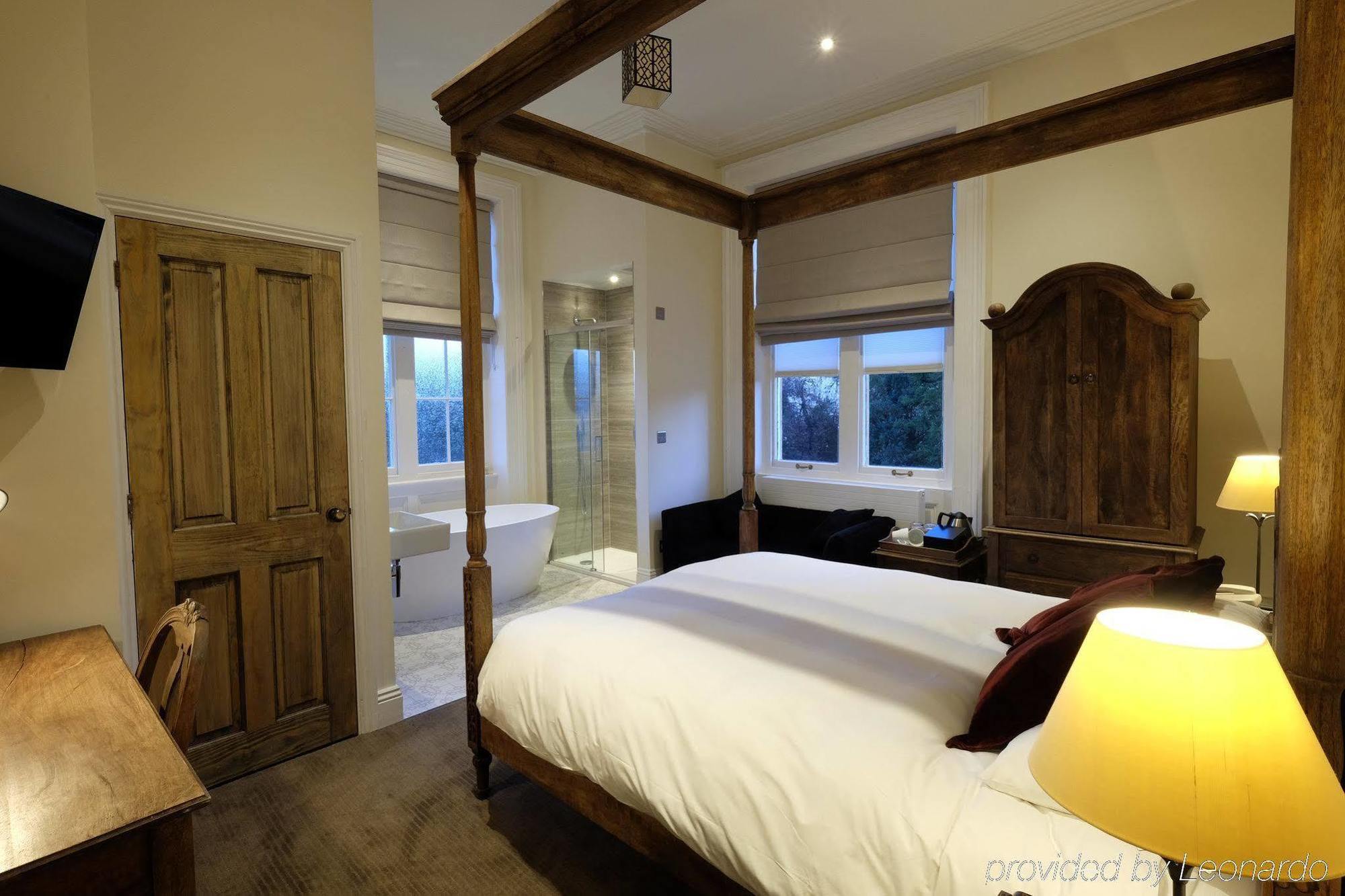 Cotswold Grange Bed & Breakfast Cheltenham Exterior foto A bedroom at the hotel
