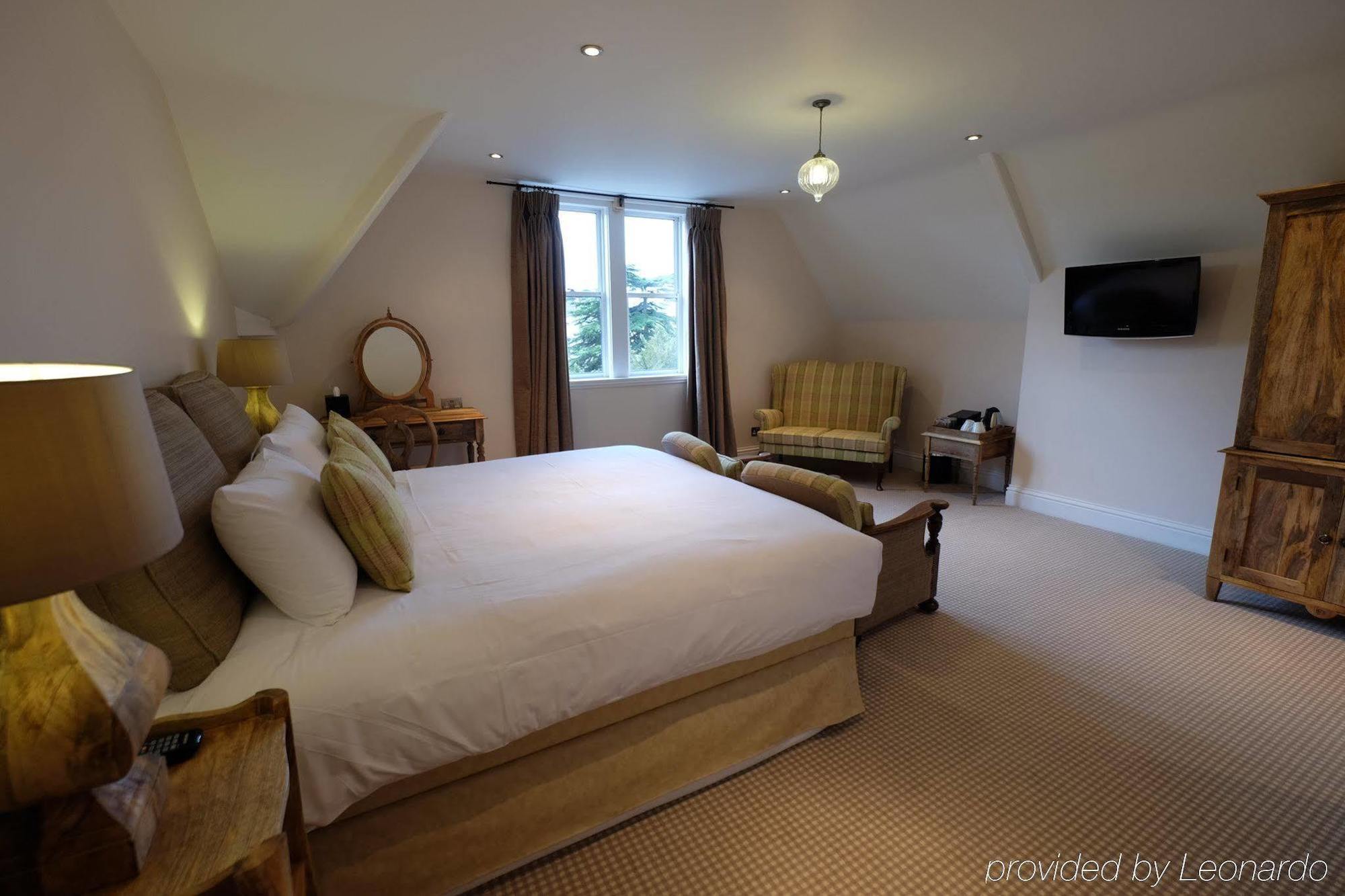 Cotswold Grange Bed & Breakfast Cheltenham Exterior foto A bedroom at The Old parsonage