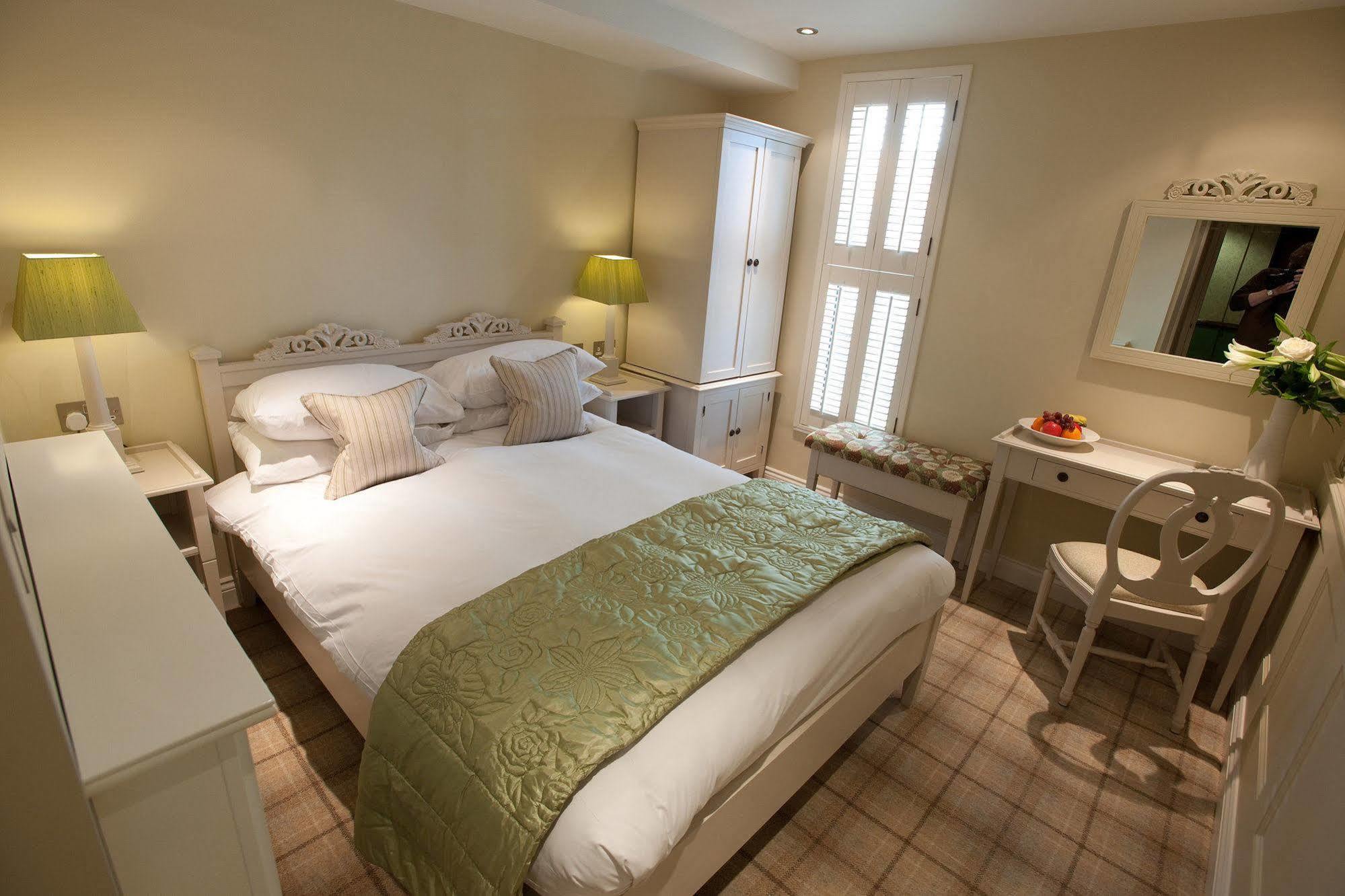 Cotswold Grange Bed & Breakfast Cheltenham Exterior foto A bedroom at The Old Vicarage
