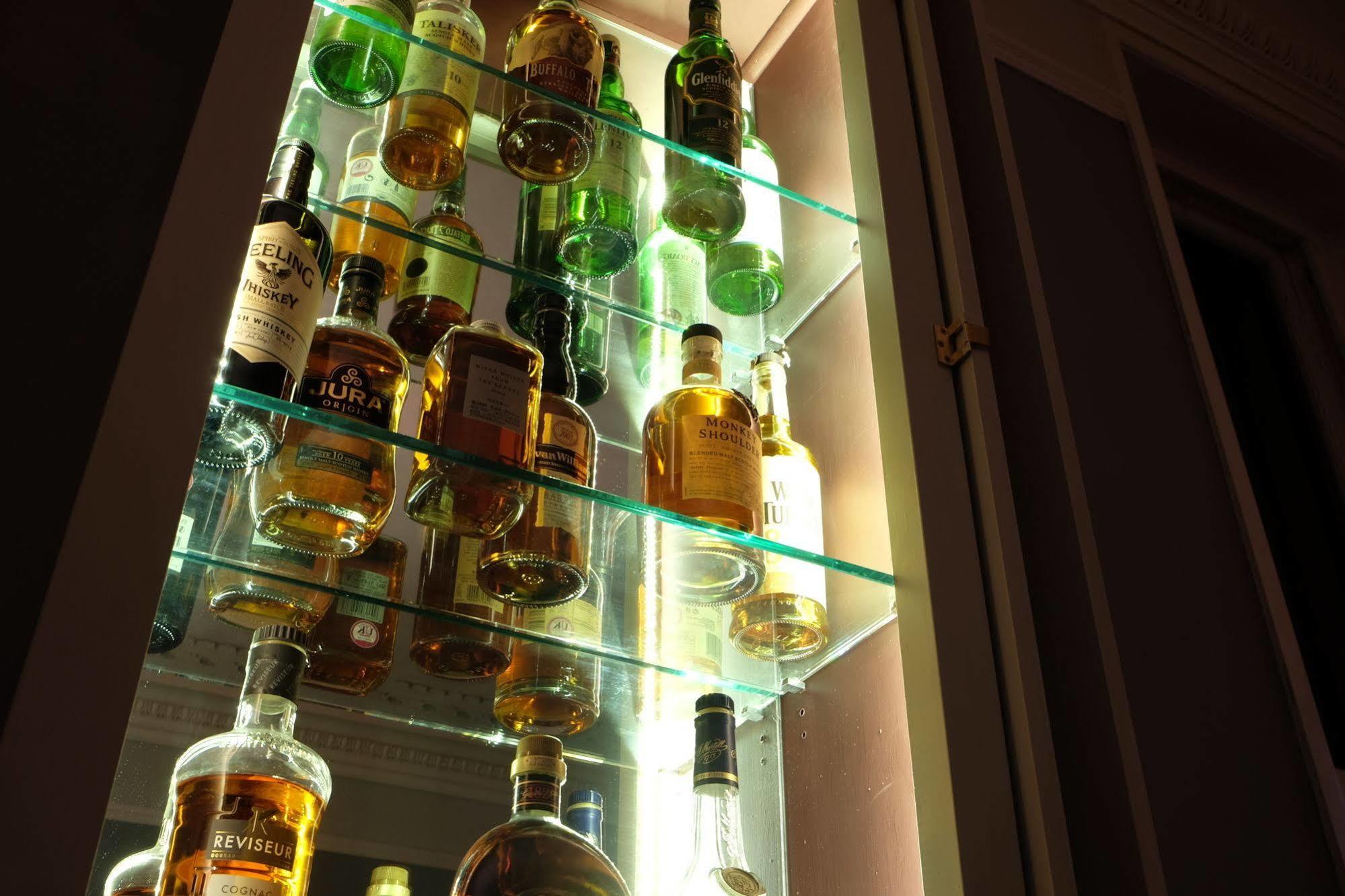 Cotswold Grange Bed & Breakfast Cheltenham Exterior foto A selection of Scotch whiskies