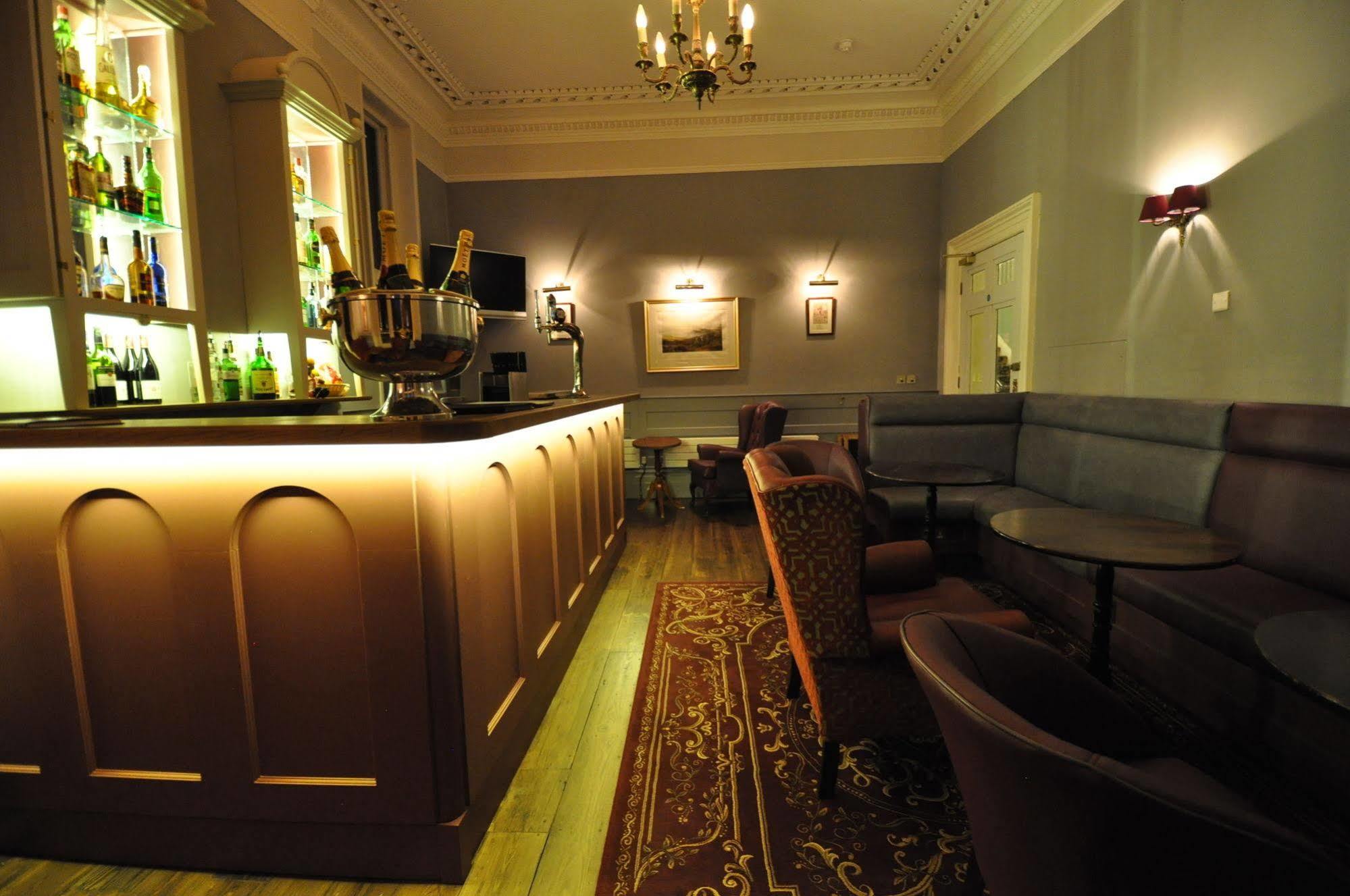 Cotswold Grange Bed & Breakfast Cheltenham Exterior foto The bar at the hotel
