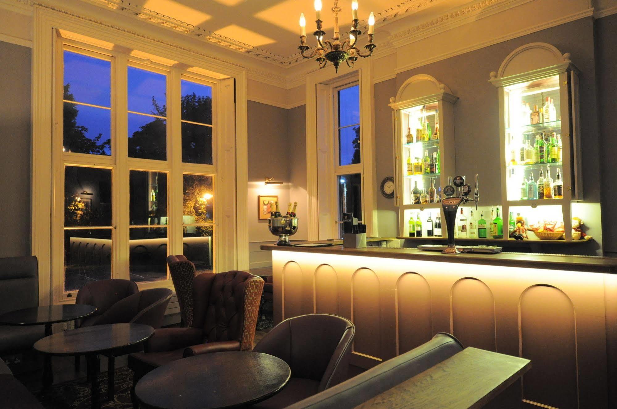 Cotswold Grange Bed & Breakfast Cheltenham Exterior foto The bar at the hotel
