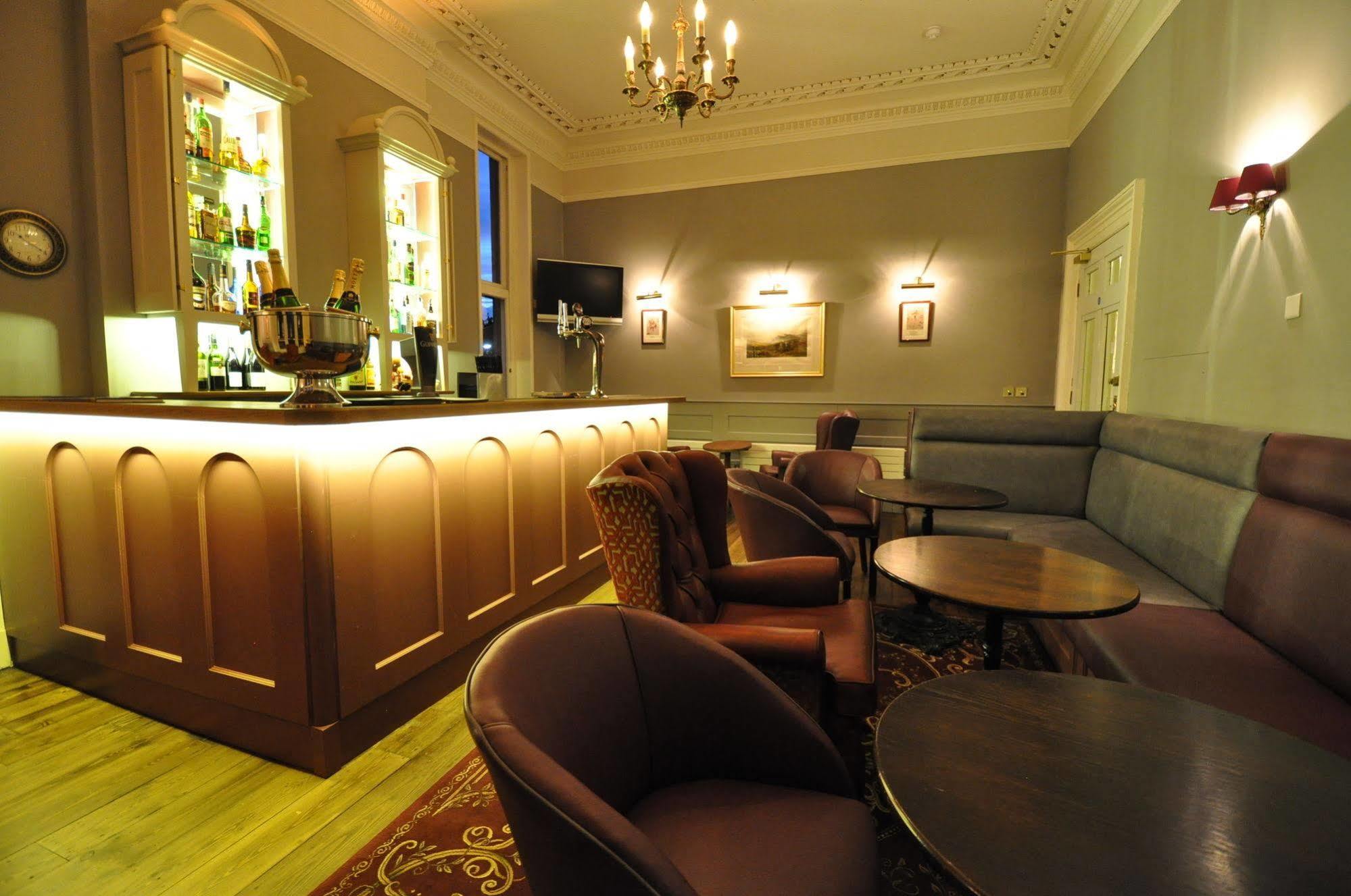 Cotswold Grange Bed & Breakfast Cheltenham Exterior foto The bar at the hotel