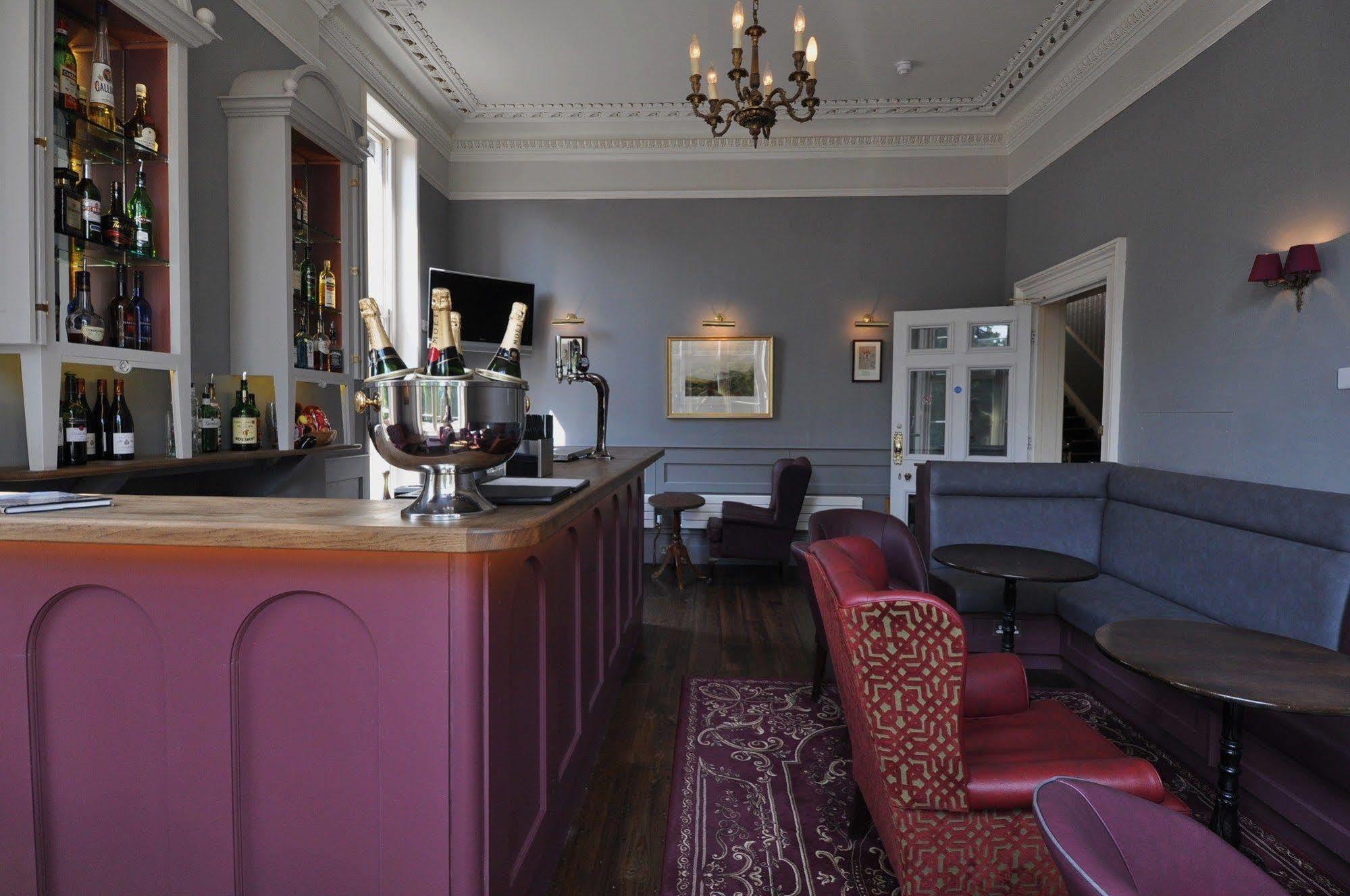 Cotswold Grange Bed & Breakfast Cheltenham Exterior foto The bar at the hotel