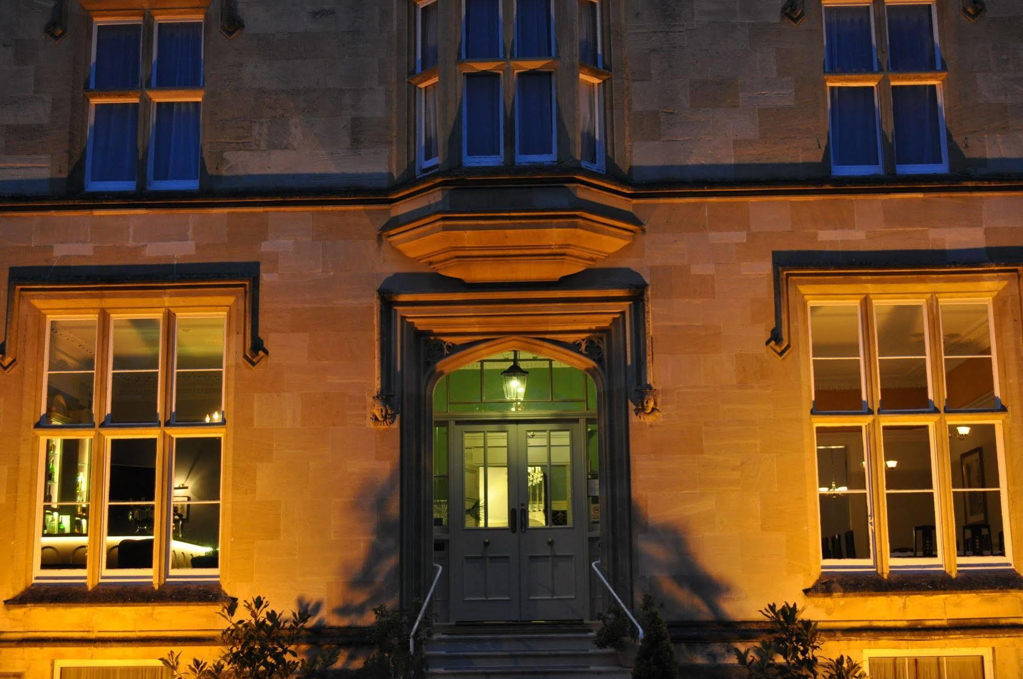 Cotswold Grange Bed & Breakfast Cheltenham Exterior foto The entrance to the main building