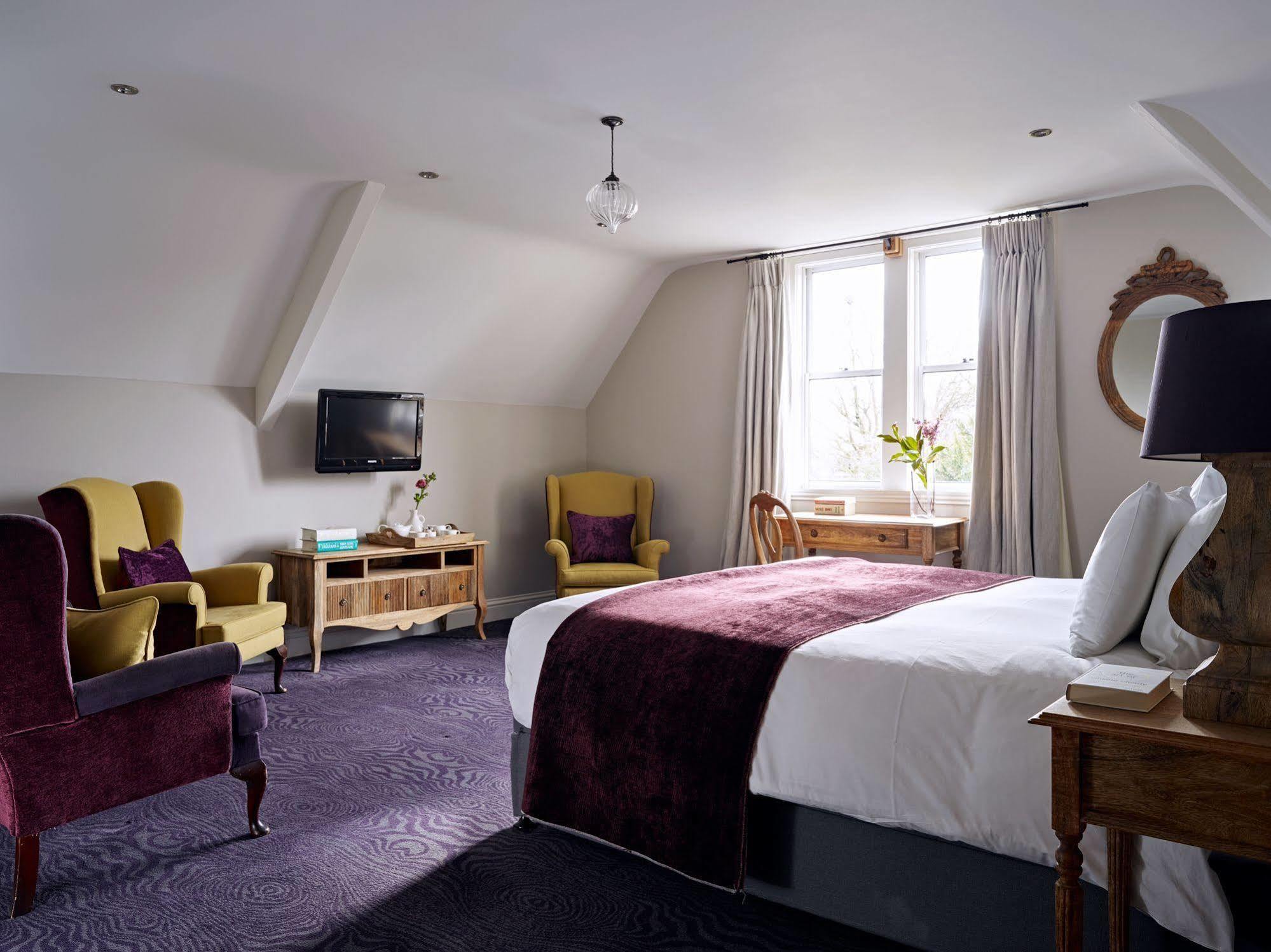 Cotswold Grange Bed & Breakfast Cheltenham Exterior foto A bedroom at The Swan Hotel